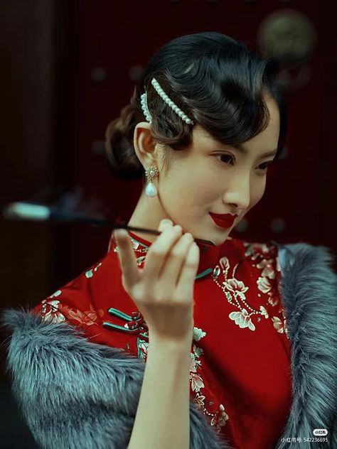 Cny Hairstyle, Qipao Aesthetic, Cheongsam Hairstyle, Japanese Hairstyle Traditional, Vintage Qipao, Chinese Hairstyles, Chinese Bride, New Year Hairstyle, 1940s Woman