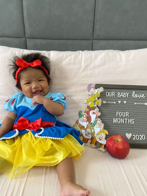 Our Baby Snow White🍎 Monthsary Ideas, Snow White Birthday Photoshoot, Snow White 1st Birthday Photo Shoot, Snow White Photoshoot, 2 Months Baby Photoshoot, Snow White Baby Photoshoot, Snow White Newborn Pictures, Snow White Maternity Dress, Photoshoot Snow