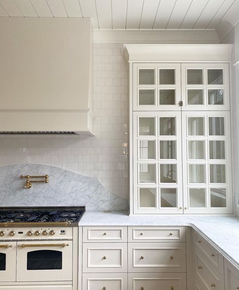 Country Colonial, Kitchen Hood Design, Marble Backsplash Kitchen, Pantry Remodel, Marble Backsplash, Kitchen Ceiling, Kitchen Hoods, Kitchen Corner, Kitchen Diner