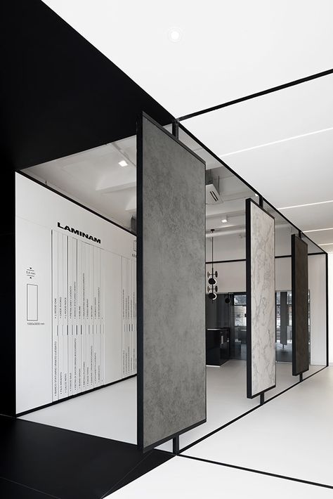 Black And White Exhibition Design, Public Interior Design, Ceramic Showroom Interior Design, Office Showroom Design, Showroom Design Interior, White Minimalist Interior, White Black Office, Minimalist Museum, Art Gallery Interior Design