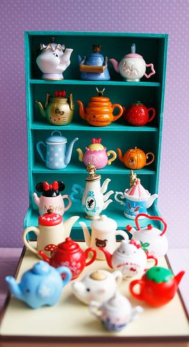 Чайники Miniatures Storage, Cincin Diy, Mini Tea Set, Mini Teapot, Re Ment, Polymer Clay Miniatures, Miniature Kitchen, Tiny Things, Miniature Diy