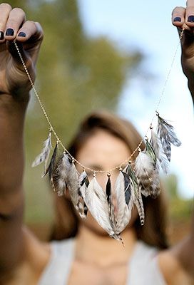 Absolutely love feathers Feather Necklace Diy, Feather Jewelry Necklace, Feather Earrings Diy, Feather Diy, Estilo Hippy, Diy Jewelry Inspiration, Feather Crafts, Feather Necklace, Feather Art