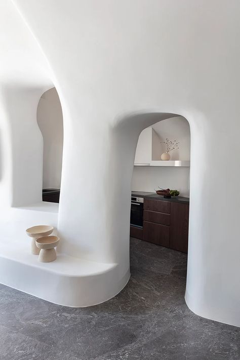 Grey Marble Floor, Santorini Villas, Santorini House, Greek Architecture, Greece Photography, Colonial Style Homes, Cave House, Oia Santorini, Curved Walls