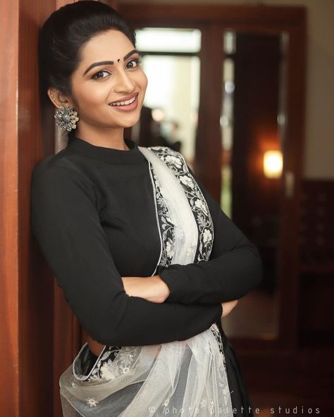 Nakshathra Nagesh on Instagram: “HAPPY NEW YEAR #INSTAFAMILY. Thank you for being there for me through #2019, thank you for making each day, each step a celebration. You…” Nakshathra Nagesh, Blouse Designs Images, New Frock, Classy Blouses, Full Sleeve Blouse, Best Blouse Designs, Blouse Back Neck Designs, Blouse Design Images, Party Blouse