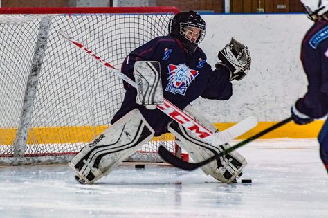 Hockey Man Cave, Ice Hockey Goalie, Hockey Goal, Goalie Gear, Hockey Drills, Hockey Girlfriend, Boys Hockey, Hockey Kids, Youth Hockey