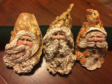 My 2015 oyster Shell Santa's!! See more at VillageCrafts-DeniseWilliams on FaceBook! Like and share my work!! Oyster Shell Gnomes, Santa Shells, Driftwood Santas, Sand Dollar Art, Shell Painting, Yule Gift, Oyster Shell Crafts, Shells Diy, Beachy Christmas