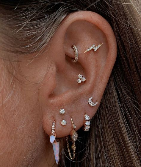 Percing Tragus, High Lobe Piercing, Constellation Piercings, Piercing Inspiration, Ear Piercings Chart, Piercing Conch, Ear Lobe Piercings, Ear Art, Cool Ear Piercings