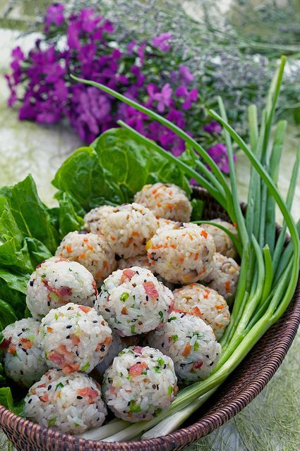 4 out of 5: Rice Balls- I combined the first recipe with the bacon of the second. It was very good. Make sure to chop smaller if actually going to make the golf ball sized balls. I made onigiri triangles instead so the larger filling wasn't an issue. Koreansk Mad, Korean Rice, Leftover Rice, Sushi Recipes, Rice Balls, Picnic Food, Asian Cooking, Asian Dishes, Rice Dishes