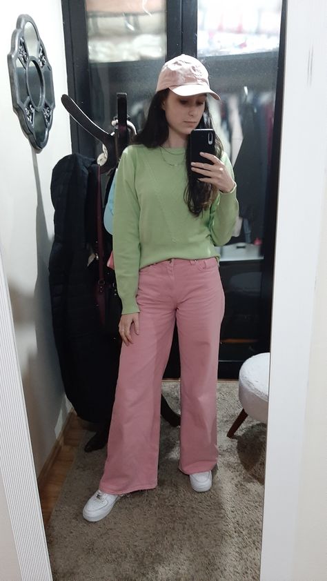 Green And Pink Outfit, Green Trousers Outfit, Color Blocking Outfits, Trouser Outfit, Green Trousers, Everyday Fashion Outfits, Green Jeans, Green Outfit, Pink Outfits