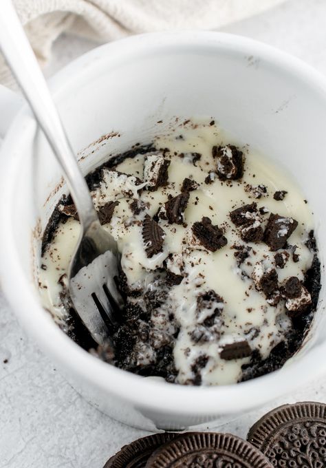 Easy Oreo Mug Cake, Oreo Mug Cake, Oreo Mug, Gluten Free Oreos, Vegetarian Cookies, Cookie In A Mug, Mug Cake Recipe, Single Serve Desserts, Oreo Recipes