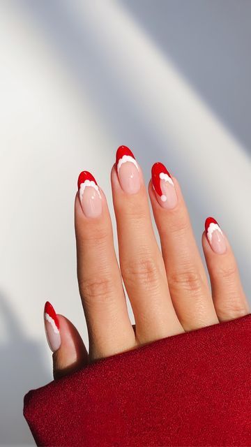 Christmas Nails Festive, Nails In November, Cute Subtle Christmas Nails, Cute Simple Nails Christmas, Very Easy Christmas Nails, Christmas Santa Hat Nails, Simple Nail Designs For Christmas, Christmas Nails No Tips, Simple Nail Art Christmas