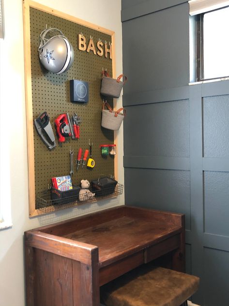 Pegboard Kids Room, Toddler Desk, Pegboard Craft Room, Boys Desk, Tool Room, Kids Rooms Diy, Room Desk, Diy Bench, Wooden Desk