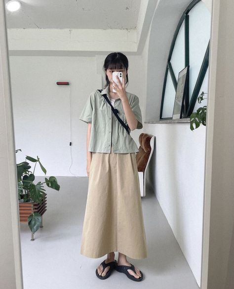 Retro Outfits Japanese, Short Ppl Outfits, Minimalist Japanese Outfit, Japanese Modest Outfit, Japanese Minimalist Outfit, Muji Outfit Style Women, Normcore Summer Outfits, Japanese Skirt Outfits, Japanese Outfits Summer