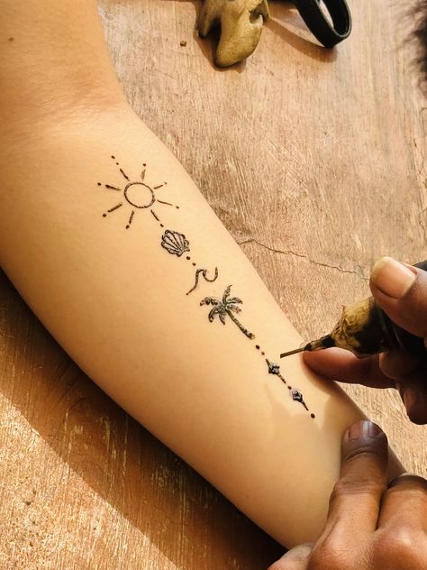 Hena Ideas Summer, Cool Henna Tattoos Simple, Beachy Henna Ideas, Henna Starfish, Henna Tattoo Designs Beach, Henna Beach Design, Beachy Henna Designs, Dolphin Henna, Henna Designs Easy Hand