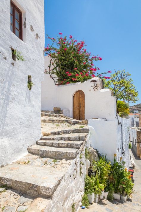 White wall and stone staircase. typical ... | Premium Photo #Freepik #photo #flower #house #summer #wall Greek Village House, Greek White House, Greek Town Aesthetic, Greek Staircase, Old Greek House, White Stone House, Architecture Greek, Greek Landscape, Greek Buildings