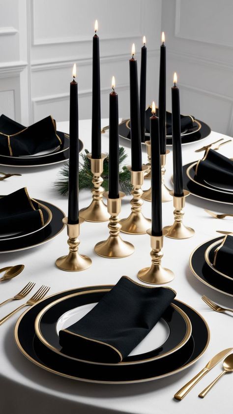 50 Birthday Decor, Gold Christmas Table Settings, Black And Gold Christmas Table, Elegant Christmas Table Settings, Gold Christmas Table, Christmas Table Settings Ideas, Dark Weddings, Elegant Christmas Table, Black And Gold Christmas