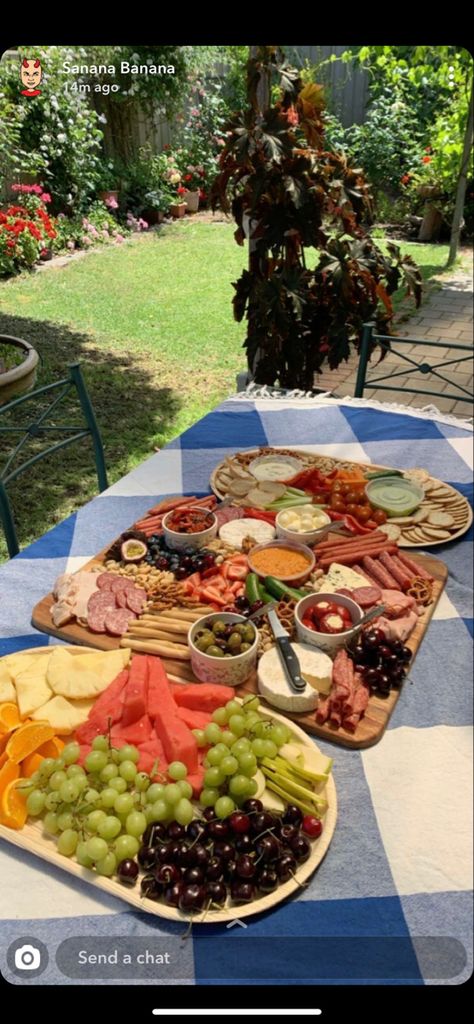 Picnic Style Party Food, Indoor Birthday Picnic Ideas, Picnic Food Ideas Birthday, Picnic Platter Ideas, Cute Picnic Food, Beach Platter, Picnic Platter, Picnic Style Party, Picnic Buffet