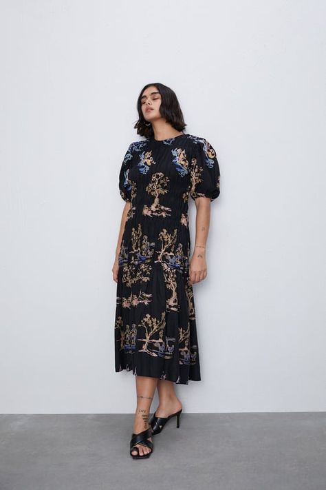 Dress Zara, Round Neck Shirt, Stretch Dress, Embroidered Shirt, Zara Dresses, Zara Women, Embroidered Dress, Dress Details, Cool Style