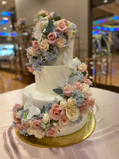 Flower Cake Quinceanera, Quince Cakes With Flowers, Floral Quinceanera Cake, Quince Cake Flowers, Sweet 16 Flower Cake, Simple Quinceanera Cakes, Small Quince Cake, Simple Quince Cakes, Flower Quince Cake