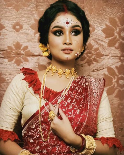 Bengali Blouse, Indian Dress Up, Asian Wedding Photography, Indian Bride Makeup, Bengali Bridal Makeup, Indian Bridal Photos, Bengali Bride, Traditional Blouse Designs, Lehenga Blouse Designs