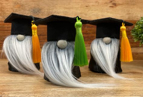 DIY Mini graduation gnome Tutorial Graduation Gnomes Diy, Diy Gnomes Tutorials, Unlucky Charms, No Sew Gnomes, No Sew Gnome, Themed Gnomes, Graduation Gnome, Gnome Ideas, Gnome Crafts