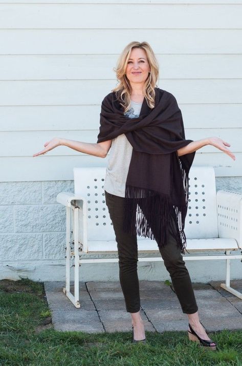 How To Wear A Pashmina How To Wear Pashmina, Clean Wardrobe, Wardrobe Consultant, How To Wear A Scarf, Scarf Shirt, Summer Scarves, Pashmina Scarf, Crafty Things, Scarfs