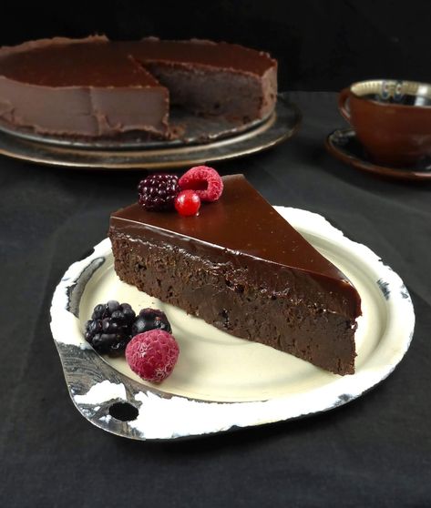 This chocolate fudge kladdkaka (Swedish sticky cake) is a spelt flour cake recipe with a rich dark chocolate cake and irresistible fudgy topping. Sticky Chocolate Cake, Sticky Cake, Chocolate Cake Ideas, Swedish Chocolate, Chocolate Fudge Cake, Dark Chocolate Cakes, Spelt Flour, Low Carb Chocolate, Fudge Cake