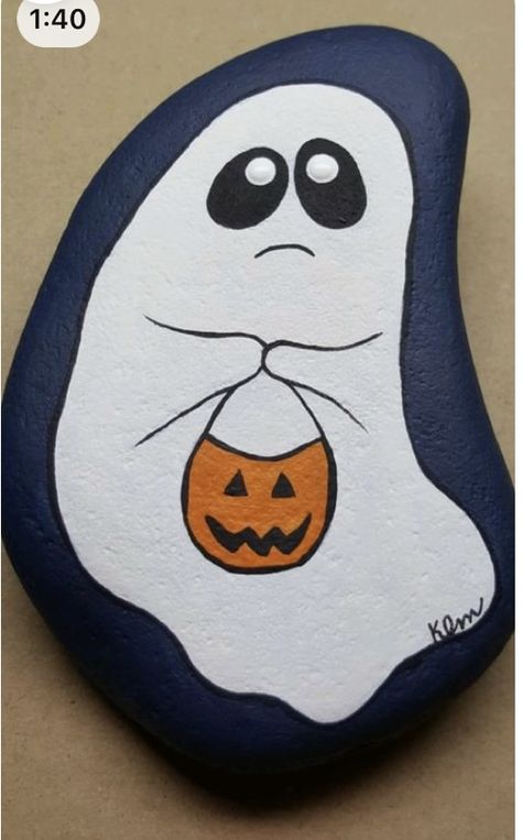 Halloween Painted Rocks Ghost, Painting Rocks Ideas Halloween, Fall Stone Painting, Ghost Painted Rocks Ideas, Halloween Rock Paintings, Painting Rocks Halloween, Halloween Stones Painting, Painted Ghost Rocks, Painted Rocks Halloween