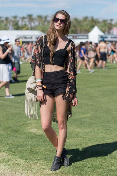 The Best Coachella Street Style  - ELLE.com Coachella Outfit Ideas Plus Size, Simple Coachella Outfit, Music Festival Outfits Casual, Look Da Festival, Summer Music Festival Outfits, Concert Outfit Summer, Music Festival Fashion, Coachella Dress, Music Festival Outfits