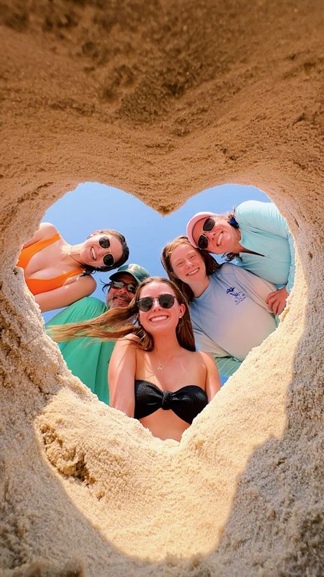 Beach sand heart picture Heart In Sand, Sand Heart, Beach Instagram Pictures, Beach Picture, Family Beach Pictures, Picture Inspiration, Heart Pictures, Family Beach, Group Photo