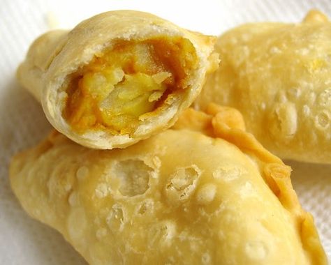 Malaysian Food Desserts, Curry Puff Recipe, Curry Puffs, Curry Puff, Malay Food, Malaysian Cuisine, Puff Recipe, Singapore Food, Malaysian Food