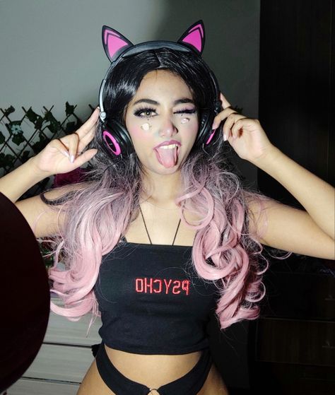 Gamer Girl Aesthetic Outfits, Girl Gamer Aesthetic, Gamer Girl Makeup, Gamer Woman, Gamer Makeup, Gamer Girl Aesthetic, Pink Egirl, Gamer Girl Outfit, Egirl Outfits