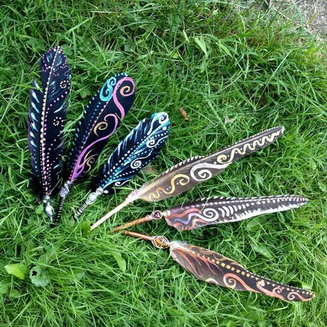 Painted and wire-wrapped smudge feathers--I wanna see the bird these fell off of! Painted Turkey Feathers, Painted Feathers Ideas, How To Paint Feathers, Feather Crafts Ideas, Smudge Feathers, Smudging Feathers, Painted Feathers, Wiccan Crafts, Pagan Crafts