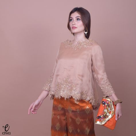 Kebaya Indonesia modern high low - hi low lace brokat organdi organdy organza embellished embroidery long sleeve hijab muslim baju bodo IG : @eiwaonline Embellished Embroidery, Hijab Stile, Kebaya Lace, Modern Kebaya, Batik Kebaya, Kebaya Dress, Kebaya Muslim, Batik Fashion, Muslim Dress