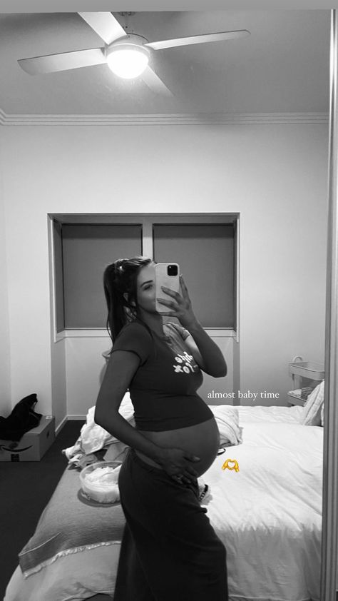 Jess Conte Pregnant, Pregnant Photoshoot, Jess Conte, Photoshoot Idea, Insta Stories, Baby Mama, Family Kids, Pregnancy Photoshoot, Baby Fever