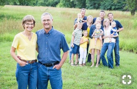 Family Pictures With Grandparents Ideas, Family Generation Photography Outdoor, Grandparent Pictures Poses, Multi Family Photo Shoot Poses, Family Picture With Grandparents, Grandkids And Grandparents Picture Ideas, Grand Parents Photoshoot, Grandparents Pictures Grandkids, Grandparent Pictures Grandkids