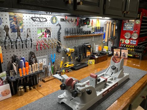 Diy Gunsmithing Bench, Gunsmithing Workshop Ideas, Gunsmith Workbench, Gunsmithing Workshop, Gunsmithing Bench, Garage Setup, Workshop Setup, Tactical Gear Storage, Reloading Room