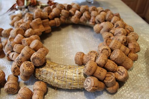 Marry Xmas, Wine Cork Wreath, Wine Cork Diy Crafts, Wine Cork Projects, Cork Ideas, Cork Wreath, Cork Crafts Diy, Wine Cork Diy, Wine Cork Art