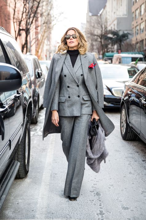 Woman In Suit, Grey Suit, Nyfw Street Style, Woman Suit Fashion, Pants Suit, Crochet Dress Pattern, Modieuze Outfits, Looks Chic, Street Style Looks