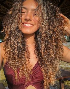 Gorgeous curly hair! #curls #hair Fine Curly Hair, Highlights Curly Hair, Colored Curly Hair, Curly Hair Inspiration, Scene Hair, Curly Hair Tips, Long Curly Hair, Grunge Hair, Curly Girl