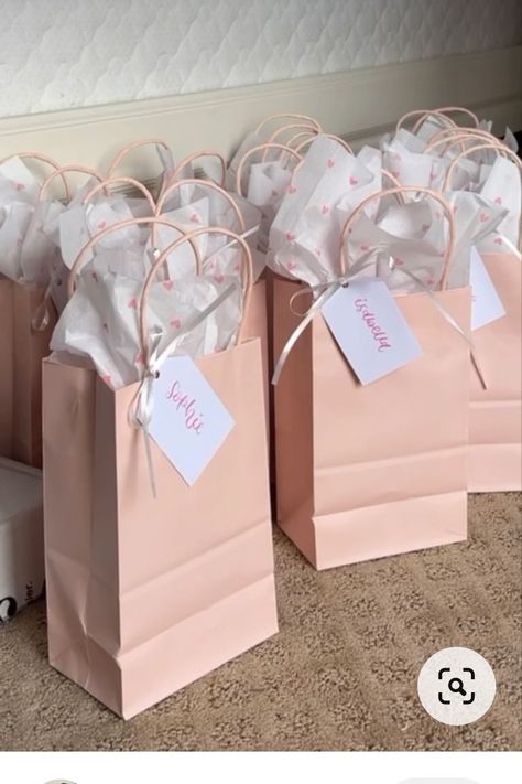 Gift Bags For Birthday Guests, Give Aways Ideas Birthday, Pink Goodie Bags, Sweet 16 Party Planning, Sweet Sixteen Gifts, Birthday Return Gifts, 16 Candles, Pink Birthday Party, Packaging Ideas Business