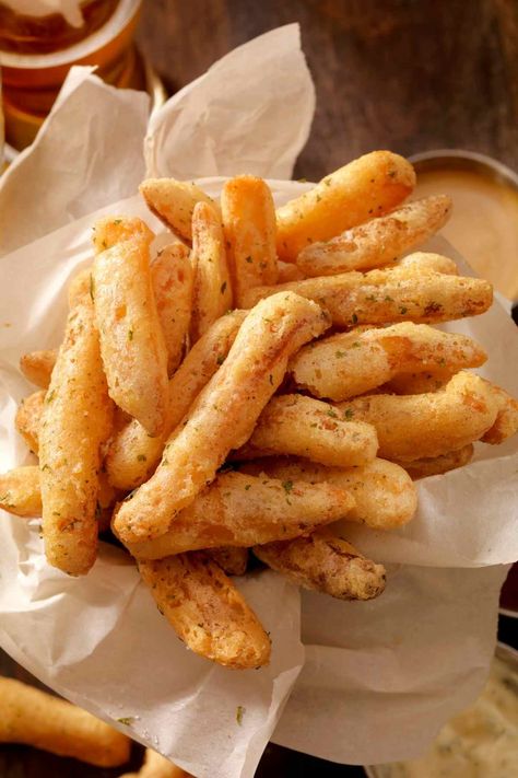 Popeyes Fries, How To Make Batter, Cajun Fries, French Fries Recipe, Potato Flour, Fries Recipe, French Fry, Peeling Potatoes, Russet Potatoes