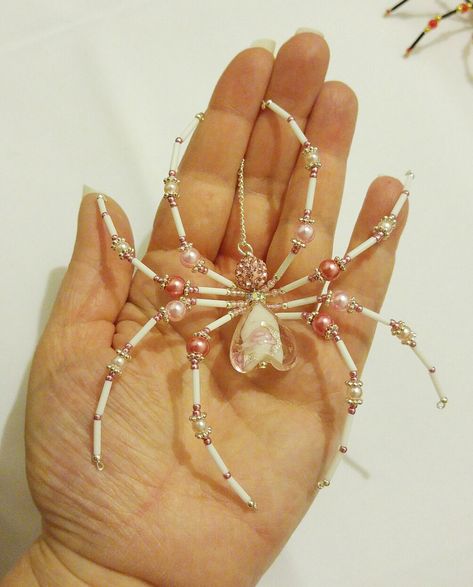 Spider Beads Diy, Diy Spiders, Pretty Beaded Jewelry, Bead Spiders, Bead Spider, Christmas Spiders, Spider Web Decoration, Diy Earrings Easy, Beaded Flowers Patterns