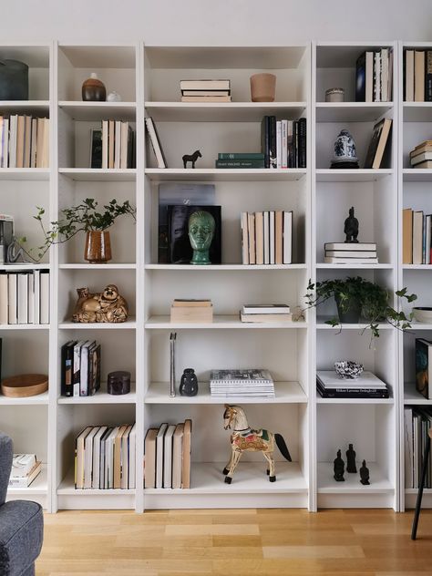 Library Shelves Decor, White Bookshelf Living Room, Bookshelve Ideas Living Room, Home Office White Bookshelves, White Bookshelf Ideas, White Bookcase Living Room, Billy Bookcase Living Room, Library Shelf Design, Large Bookshelf Styling