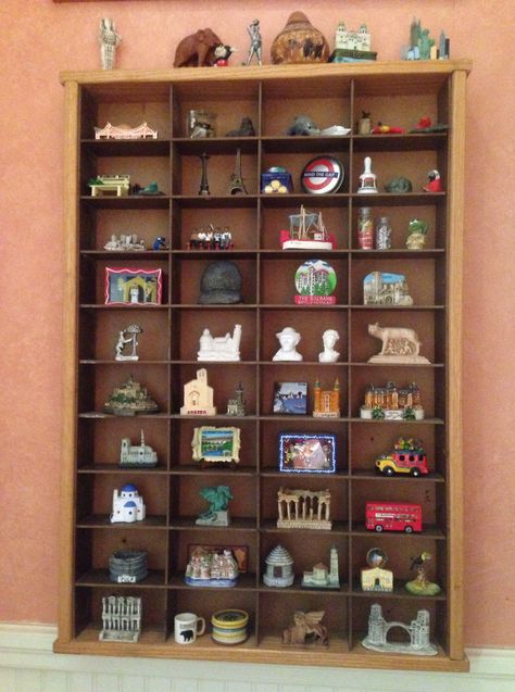 Travel Trinkets Display, Souvenir Organization Ideas, Souvenir Display Ideas, Trinket Organization, Souvenir Shelf, Trinkets Display, Ideas Souvenirs, Travel Room Decor, Travel Display