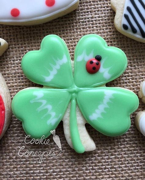 Cutest four leaf clover cookie I ever saw! The lady bug detail gets me! Perfect for a St. Patrick’s day or spring cookie set! www.cookieconcepts.net St Pattys Recipes, Decorator Cookies, Clover Cookie, Sugar Cookie Recipe For Decorating, Royal Icing Cookies Recipe, Shamrock Cookies, St Patrick's Day Cookies, St Patrick Day Treats, St Patricks Day Food