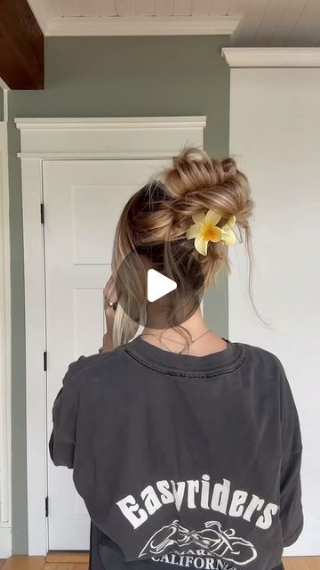 TORIE BLISS on Instagram: "Claw clip hack for medium length hair ~ save & try 🌸" Claw Clip Medium Length Hair, Medium Hair Claw Clip Styles, Hair Clip Hacks, Easy Claw Clip Hairstyles Medium Hair, Claw Clip Hairstyles Medium Hair, Cute Bun Hairstyles, Claw Clip Hairstyles, Hair Tricks, Short Hair Hacks