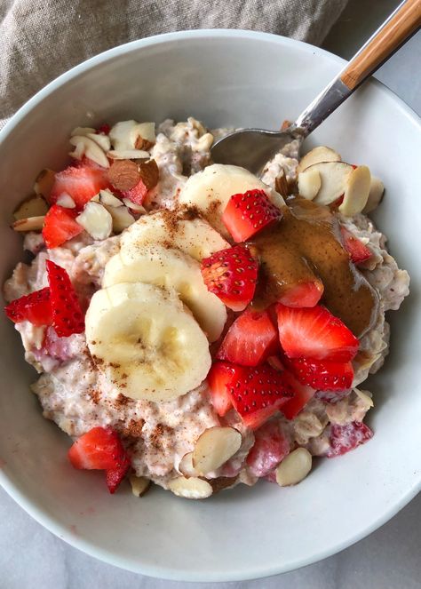 Strawberry Almond Overnight Oats — One Balanced Life Almond Overnight Oats, Peach Overnight Oats, Strawberry Overnight Oats, Air Fryer Recipes Appetizers, Berry Yogurt, Strawberry Almond, Balanced Breakfast, Wake Up In The Morning, Oats Breakfast