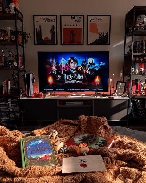 Geezatrix Room, Aesthetic Room Inspo Harry Potter, Harry Potter Marathon Aesthetic, Harry Potter Astethics Room, The Burrow Aesthetic Living Room, Griffindor Room Bedrooms, Hogwarts Dorm Aesthetic Gryffindor, Harry Potter Marathon, Cozy Rainy Day