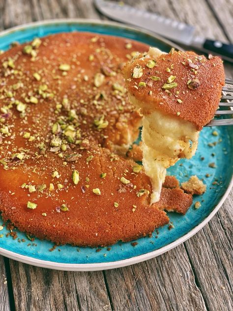 Knafeh Recipe Lebanese, Cheese Kunafa Recipe, Knafeh Recipe, Lebanese Desserts Recipes, Kunafa Recipe, Lebanon Food, Veggie Board, Arabic Sweets Recipes, Ramadan Desserts